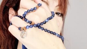 Mâlâ compagnon spirituel, ici en Lapis lazuli enroulé autour de la main