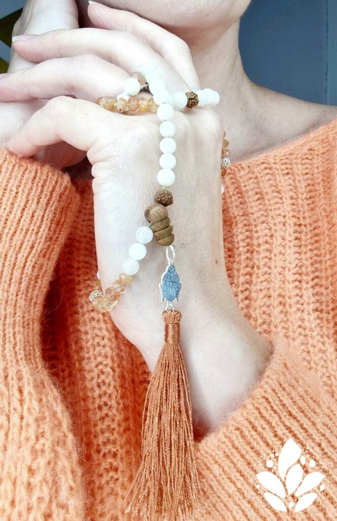 Mâlâ compagnon spirituel ici en chrysopale et pierre de soleil