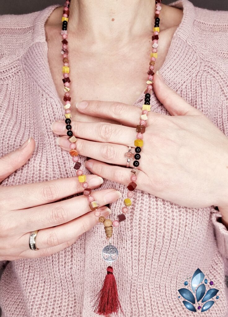 Mâlâ compagnon spirituel ici en jaspe mookaite, tectite et rhodonite