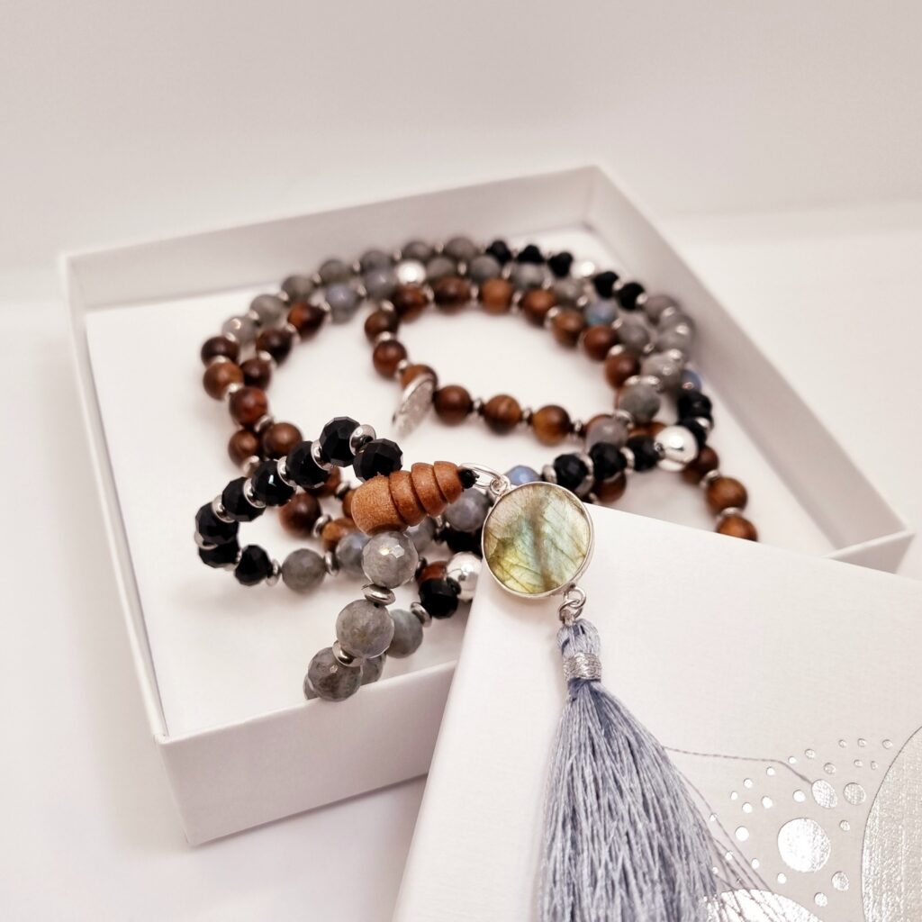 Mâlâ compagnon spirituel ici en labradorite et spinelle