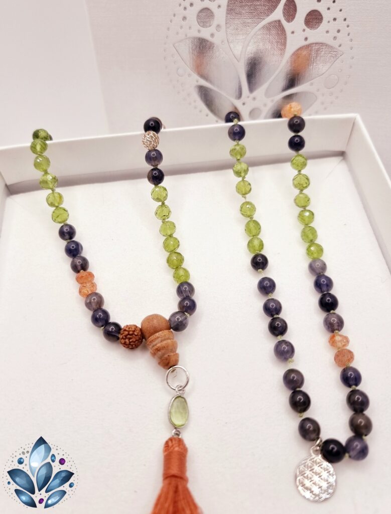 Mâlâ compagnon spirituel ici en iolite, péridot et pierre de soleil